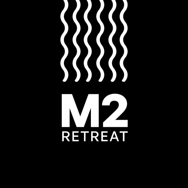 Logo M2 Retreat : des ondes au-dessus du monogramme