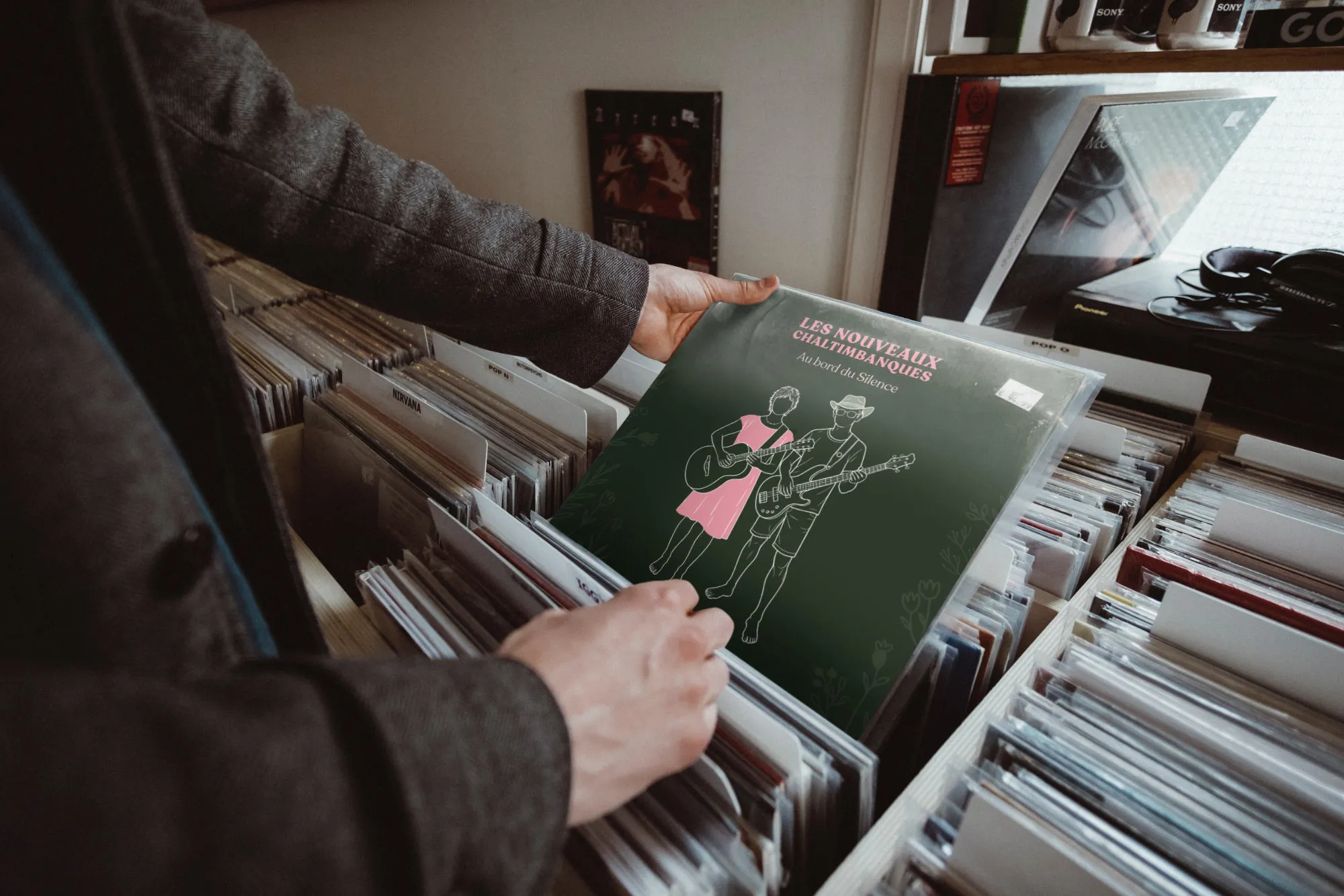 Le vinyle Au bord du silence entre les mains d’un amateur